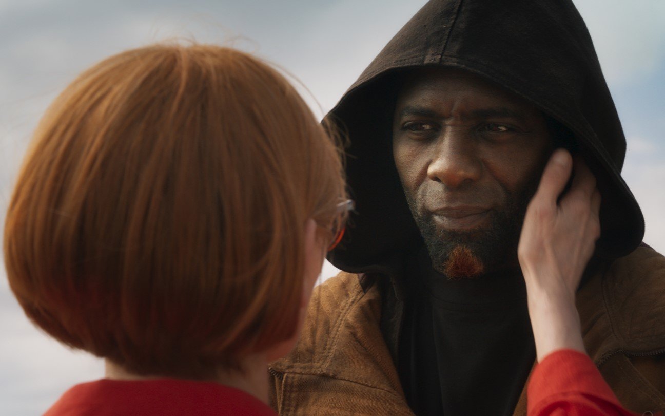 Idris Elba detona argumento racista: 'Como vocês ousam?'